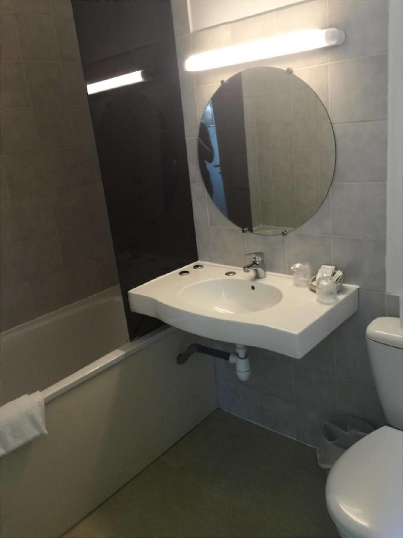 Hotel Entre 2 Mers Proche Bordeaux Carbon-Blanc Exterior photo